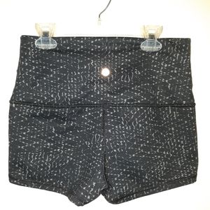 Lululemon 🍋 high waist shorts size 6 🖤